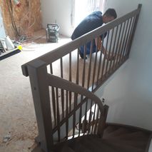 Vielgewändelte Treppe grau gebeitzt